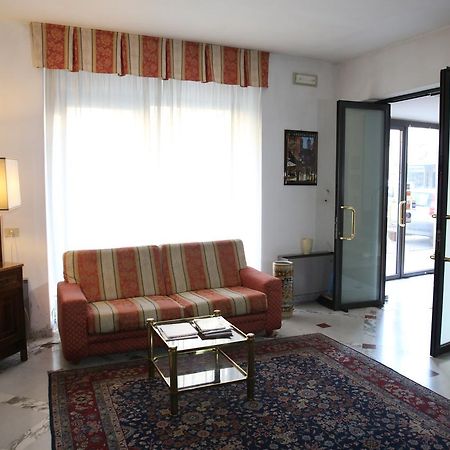 Hotel Paris Castel Goffredo エクステリア 写真