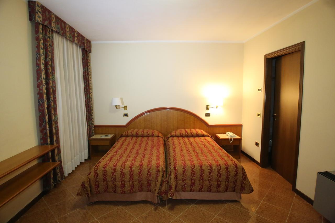 Hotel Paris Castel Goffredo エクステリア 写真