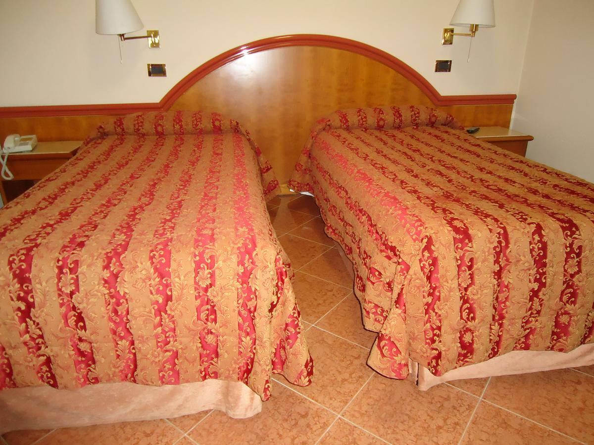 Hotel Paris Castel Goffredo エクステリア 写真